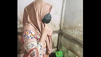 Mandi Panas Sambil Meraba-raba Diri Sendiri Di Kamar Mandi Yang Sepi