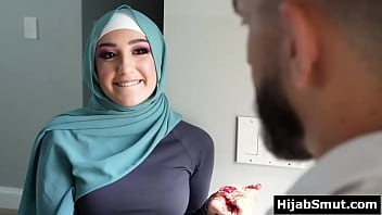 Gadis Muslimah Muda Yang Digoda Dan Dilatih Oleh Pelatih Sepak Bolanya