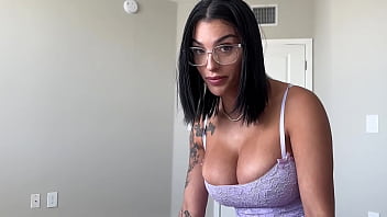 Ibu Tiri Seksi Yang Bantu Atasi Kebiasaan Ngewe Sendiri