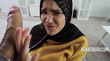 Gadis Berhijab Tak Tahan Dengan Syarat Nakal Sang Kakak Tiri – Naudi Nala