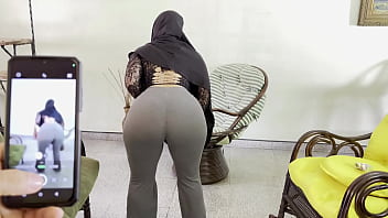 Mengajari Ibu Tiri Arab Muslimku Untuk Menggoyangkan Pantatnya