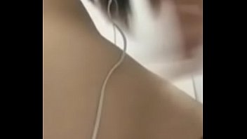 Jari Mungil Filipina Basahi Memek Di Depan Kamera