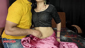 माँ ने अपने जवान बेटे के साथ मजेदार रात बिताकर अपनी गहरी इच्छाओं को शांत किया, साफ हिंदी आवाज में