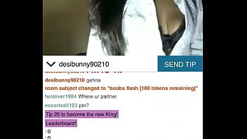 Gadis India Seksi Memencet Payudara Dengan Sensual