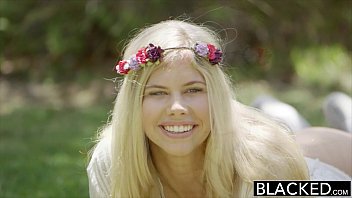 Model Seksi Addison Belgium Tersedu-sedu Di Atas Kontol Hitam Besar