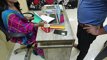 Gadis India Seksi Digoyang Habis-habisan Oleh Office Boy Dengan Suara Menggoda
