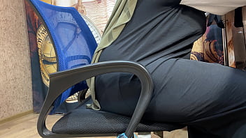 Gadis Arab Berhijab Menggesek-gesek Celana Dalamnya Sambil Bekerja