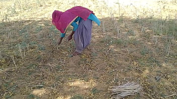 Desi Indian Cowok Bikin Panas Pacarnya Yang Lagi Kerja Di Sawah