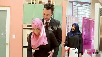 Putri Tiri Berhijab Yang Tertahan Akhirnya Menikmati Kehangatan Ayah