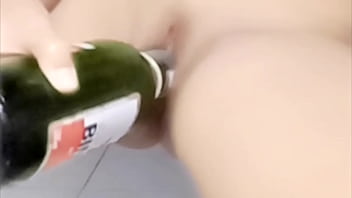 Main Botol Hingga Keluar Banyak Cairan Nikmat Di Luar
