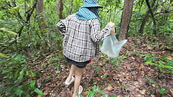 สาวไทยนุ่งน้อยห่มน้อยเดินเล่นในป่าลึก แอบโชว์เร้าใจระหว่างเก็บเห็ด เสียงครวญครางฟังชัด