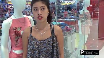 Yassi Merasakan Kepuasan Saat Cowok Ganteng Menembus Liang Sempit Berbulunya