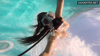 Amelie Bruna, Brunet Seksi Dengan Payudara Besar Yang Menggoda Di Kolam Renang