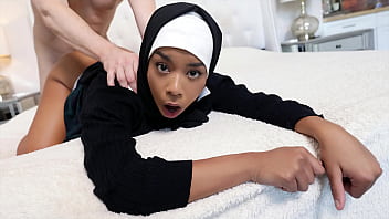 Gadis Hijab Yang Penuh Nafsu Ingin Merasakan Kontol Besar Menggila Di Dalamnya – Hijablust