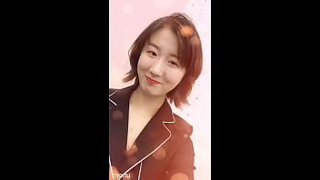 Bintang Analis Keuangan China Yang Terkenal, Dorrit Yaqi, Sedang Asyik Menghisap Kontolku
