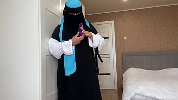 Istri Arab Berhijab Menemukan Mainan Seks Saat Bersih-bersih Dan Langsung Panas Dingin