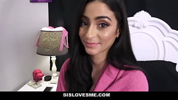 Kakak Tiriku Yang Manis, Jasmine Vega, Dibujuk Untuk Menghisap Kontolku