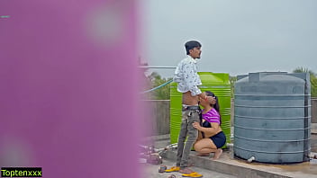 Goyang Panas Di Atap! Jangan Sampai Keluar Dalam Ya Sayang