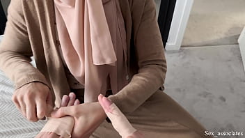 Ibu Tiri Arab Membantu Putranya Yang Tangannya Patah Dengan Cara Yang Sangat Mesra