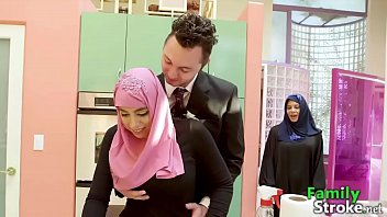 Arab Tiri Yang Manis Menggoda Dengan Batang Keras Kakak Tirinya