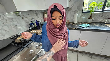 Istri Berhijab Seksi Ingin Selamatkan Pernikahan Dengan Belajar Ngentot Mulut Dan Bicara Kotor – Hijablust