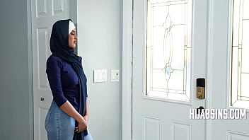 Seorang Gadis Arab Yang Pemalu Memasuki Dunia Sensual Budaya Amerika