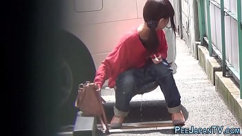 Wanita Jepang Buang Air Kecil Di Jalanan Umum
