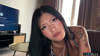 Dia Nggak Nyangka, Adik Tiri Cintanya Sering Kirim Foto Hot!