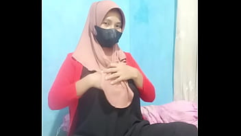 Gadis Berhijab Indonesia Memuaskan Diri Dengan Dildo Hingga Mencapai Klimaks Yang Memabukkan