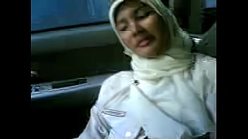 Gadis Berjilbab Panas Di Dalam Mobil