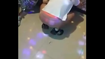 Menggoda Di Ruang Karaoke: Gadis Cantik Melepas Celana Dalamnya