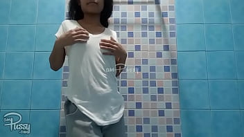 Gadis Filipina Yang Menggemaskan Sedang Mandi