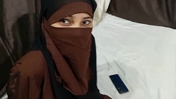 Saudari Muslim Seksi Angkat Hijab, Ajak Adik Tiri Main Ranjang Panas