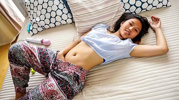 Petualangan Orgasme – May Thai, Si Gadis Asia Yang Cantik, Mengejar Kenikmatan Dengan Vibrator