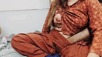 Ibu Tiri Pakistan Menggoyang Pantatnya Untuk Suami Yang Dijadikan Tunduk Sambil Tetap Memotong Sayur Dengan Suara Hindi Yang Menggoda