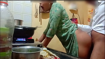 Istri Seksi India Dimainkan Sambil Masak Di Dapur