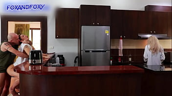Hampir Ketahuan, Anal Creampie Yang Mendadak Di Samping Ibu Mertua Yang Lagi Masak Sarapan