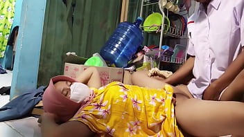 Diajak Main Sama Ibu Tiriku Yang Seksi Sebelum Berangkat Sekolah.