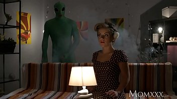 Ibu Rumah Tangga Kesepian Dirayu Alien Hingga Tak Berdaya Di Malam Halloween