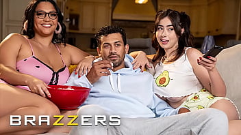 Ashlyn Peaks Dan Chloe Surreal Mengajak Gebetan Mereka Nonton Film Bareng, Tapi Malah Berubah Jadi Malam Panas Bertiga Yang Tak Terlupakan.