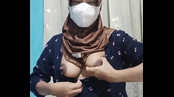 Gadis Berhijab Cantik Merasakan Nikmatnya Sendiri Saat Rumah Sepi