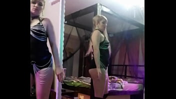 Gadis Genit Bersiap Ke Kantor