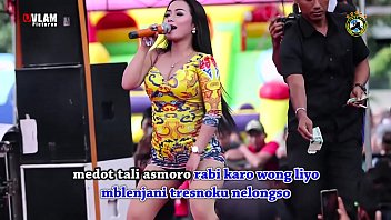 Tarian Erotis Indonesia – Dua Penyanyi Cantik Goyang Liar Di Atas Panggung Dikelilingi Banyak Pria