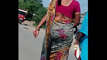 Paha Menggoda Dalam Balutan Saree