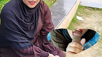 Gadis Berhijab Yang Polos Terpaksa Menyerahkan Tubuhnya Pada Produser Video Porno Demi Segepok Uang