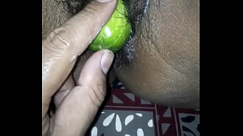 Istri Desi Menikmati Sensasi Segar Mentimun
