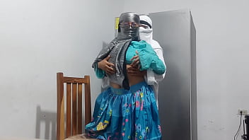 Arab Ngeseks Di Depan Kulkas Dan Orgasme Memuncak – Adegan Panas Nyata