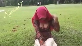 Mengintip Tubuh Seksi Di Balik Hijab Di Taman