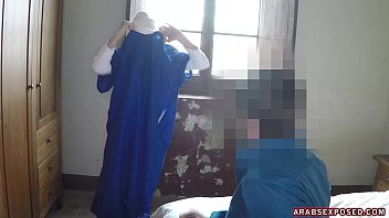 Gadis Arab Cantik Menghisapnya Demi Uang