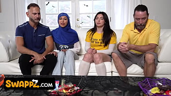 Putri Nakal: Sahabat Muslimah Dan Blondie Cosplay Di Halloween Untuk Menggoda Ayah Tiri Mereka